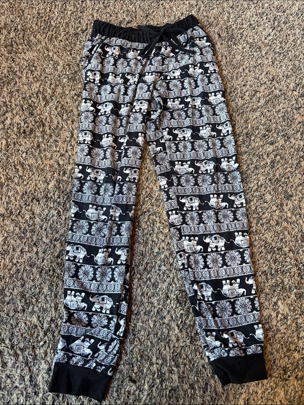 Mudd Black and White Elephant Print Juniors Loungers